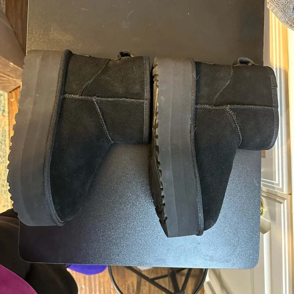 UGG Classic Classic Mini Platform boot in black.  Size 6.  Excellent condition. - Picture 5 of 14